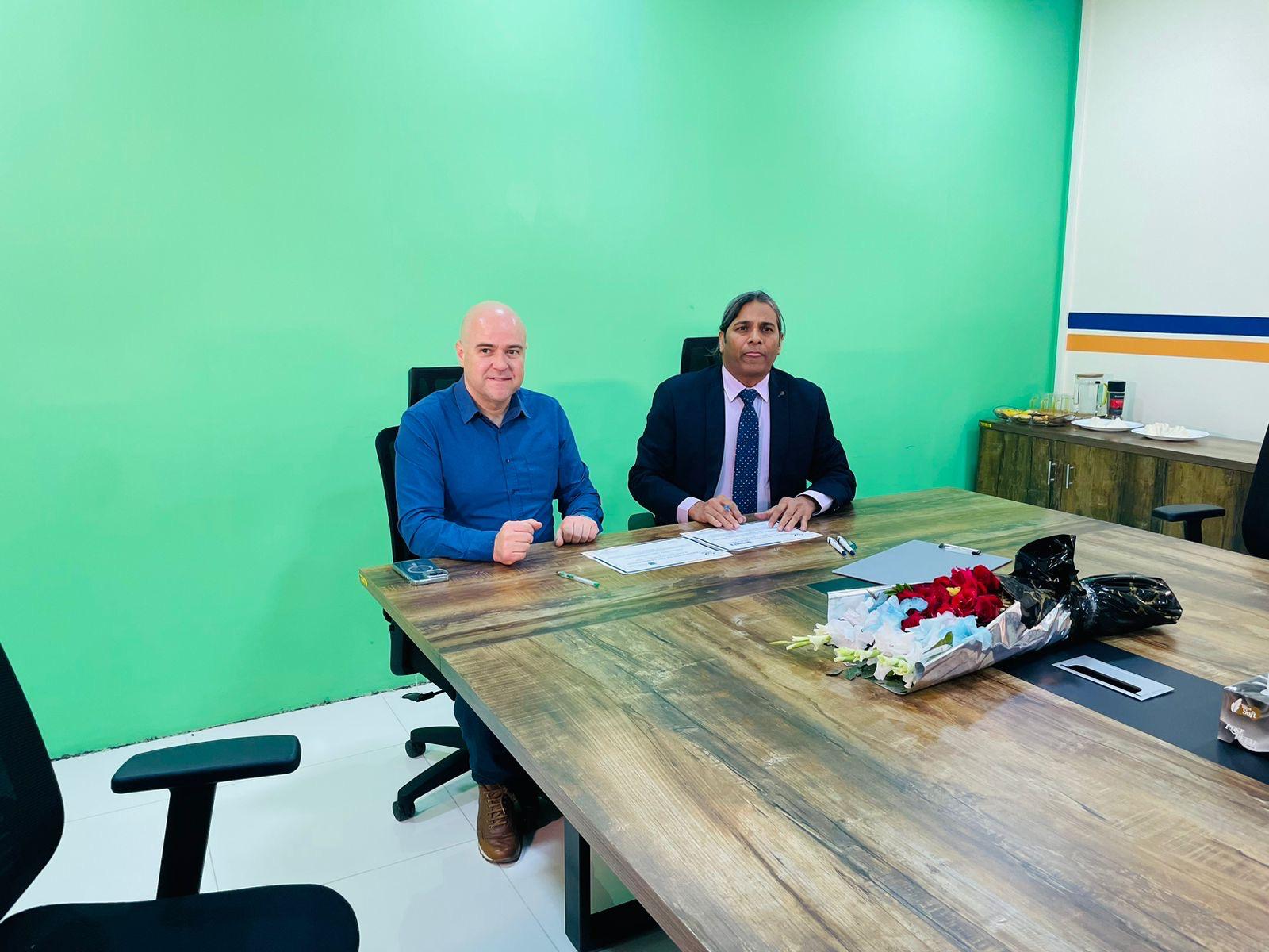 Dr. Joaquín Vidal López and Dr. Rafiq Dar signing the partnership agreement